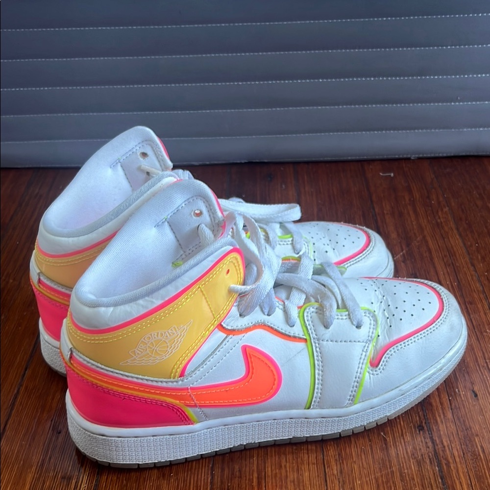 Girls Nike Jordan neon shoes 🌟🌺🧡🍀